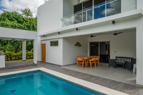 New villa with 4 bedrooms and 5 beds in La Caña