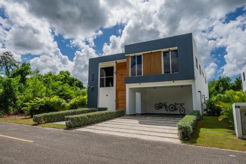 Great villa with pool table in La Caña