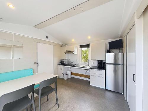 Mobile-home PMR, piscine chauffée, proche plage, 4 pers, 2 chambres, parking inclus - FR-1-361A-42 (Mobil-home PMR tout confort, 200m plage, piscine, 4 pers, 2 chambres, parking, wifi, menage inclus -) in Jullouville