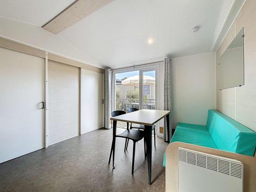 Mobile-home PMR, piscine chauffée, proche plage, 4 pers, 2 chambres, parking inclus - FR-1-361A-42 (Mobil-home PMR tout confort, 200m plage, piscine, 4 pers, 2 chambres, parking, wifi, menage inclus -) in Jullouville
