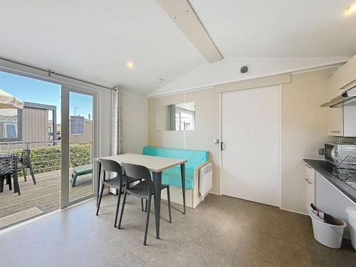 Mobile-home PMR, piscine chauffée, proche plage, 4 pers, 2 chambres, parking inclus - FR-1-361A-42 (Mobil-home PMR tout confort, 200m plage, piscine, 4 pers, 2 chambres, parking, wifi, menage inclus -) in Jullouville