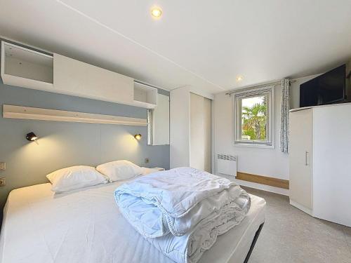 Mobile-home PMR, piscine chauffée, proche plage, 4 pers, 2 chambres, parking inclus - FR-1-361A-42 (Mobil-home PMR tout confort, 200m plage, piscine, 4 pers, 2 chambres, parking, wifi, menage inclus -) in Jullouville