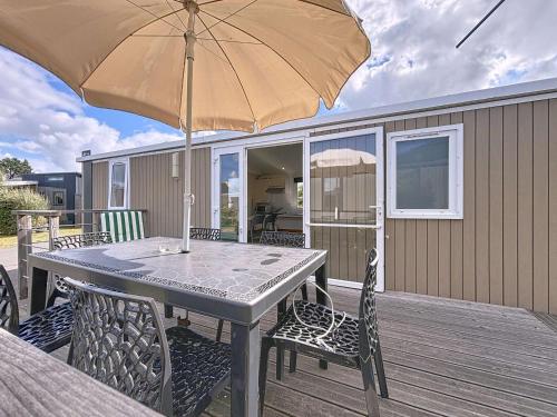 Mobile-home PMR, piscine chauffée, proche plage, 4 pers, 2 chambres, parking inclus - FR-1-361A-42 (Mobil-home PMR tout confort, 200m plage, piscine, 4 pers, 2 chambres, parking, wifi, menage inclus -) in Jullouville