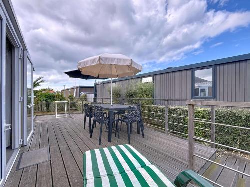 Mobile-home PMR, piscine chauffée, proche plage, 4 pers, 2 chambres, parking inclus - FR-1-361A-42 (Mobil-home PMR tout confort, 200m plage, piscine, 4 pers, 2 chambres, parking, wifi, menage inclus -) in Jullouville