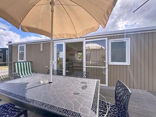 Mobile-home PMR, piscine chauffée, proche plage, 4 pers, 2 chambres, parking inclus - FR-1-361A-42 (Mobil-home PMR tout confort, 200m plage, piscine, 4 pers, 2 chambres, parking, wifi, menage inclus -) in Jullouville