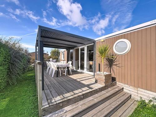 Mobil-Home Jullouville, 4 pièces, 6 personnes - FR-1-361A-74 (Mobil-home tout confort pres de la plage avec piscine chauffee, 3 chambres, terrasse et parking - FR) in Jullouville