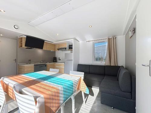 Mobil-Home Jullouville, 4 pièces, 6 personnes - FR-1-361A-74 (Mobil-home tout confort pres de la plage avec piscine chauffee, 3 chambres, terrasse et parking - FR) in Jullouville