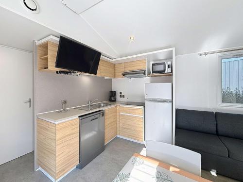 Mobil-Home Jullouville, 4 pièces, 6 personnes - FR-1-361A-74 (Mobil-home tout confort pres de la plage avec piscine chauffee, 3 chambres, terrasse et parking - FR) in Jullouville