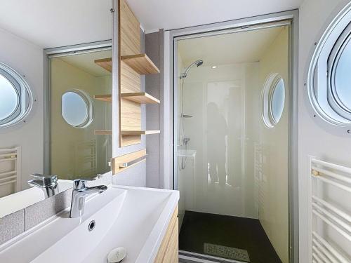 Mobil-Home Jullouville, 4 pièces, 6 personnes - FR-1-361A-74 (Mobil-home tout confort pres de la plage avec piscine chauffee, 3 chambres, terrasse et parking - FR) in Jullouville