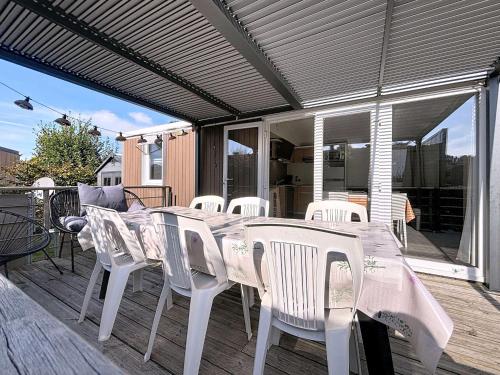 Mobil-Home Jullouville, 4 pièces, 6 personnes - FR-1-361A-74 (Mobil-home tout confort pres de la plage avec piscine chauffee, 3 chambres, terrasse et parking - FR) in Jullouville