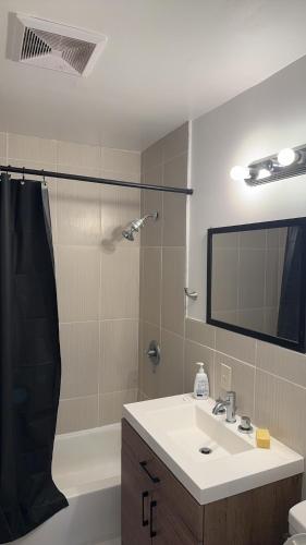 Cozy apartment with city skyline. Easy commute midtown Manhattan. in Jersey City, USA