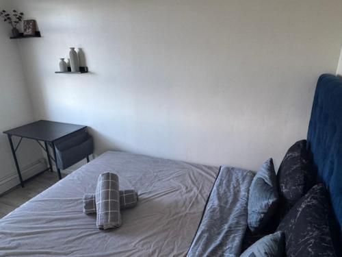 Cozy apartment with city skyline. Easy commute midtown Manhattan. 4