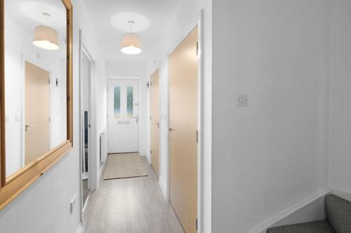 Spacious 6 Bedroom 2 Bath Serviced House + Parking - image 13