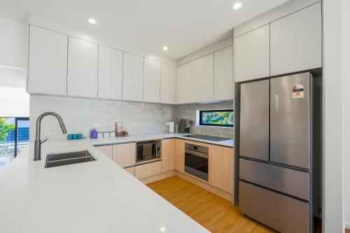 Modern 4-Bedroom Home in Glenfield, Auckland (foto 8)