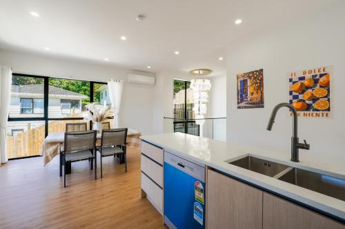 Modern 4-Bedroom Home in Glenfield, Auckland (foto 4)