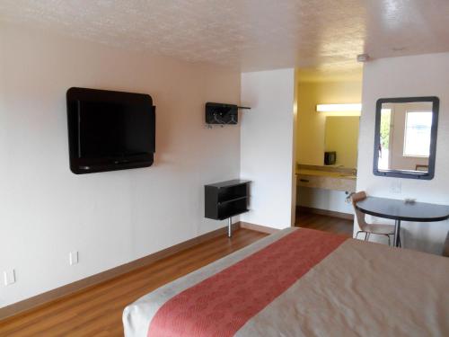 Motel 6-Madisonville TX - main image