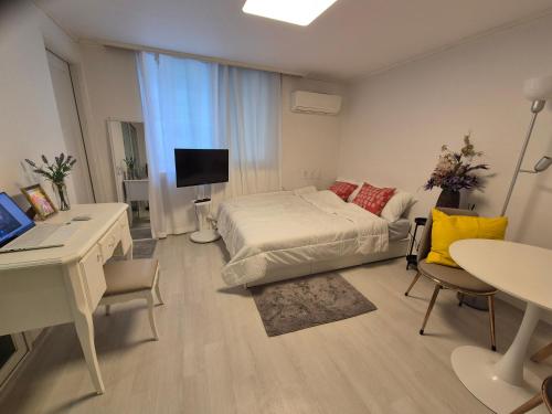 stay at gangnam shinsa station, Soul