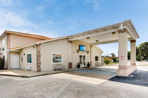 Motel 6-Hinesville, GA