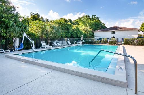 Swimming pool, Motel 6 Tampa, FL - Fairgrounds in East Lake - Orient Park