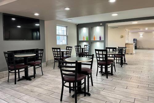 La Quinta Inn by Wyndham Indianapolis Airport Lynhurst - image 2