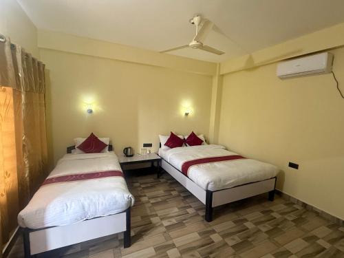 1 king bed, 1 twin bed