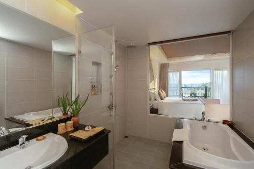 room detail thumbnail 2