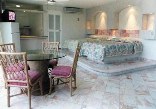 Hotel Suites Jazmin Acapulco Hotel Suites Jazmín Acapulco is perfectly located for both business and leisure guests in Acapulco. The property has everything you need for a comfortable stay. Service-minded staff will welcome and 