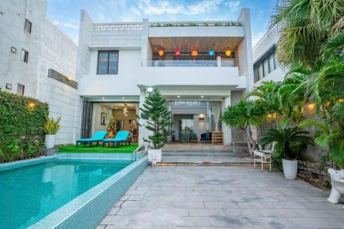 Private Villa 5brs in Danang