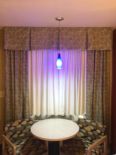 Americas Best Value Inn - Garden City - image 6