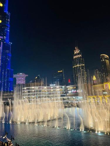 Dubai Fountain and Burj Khalifa view from the Balcony, 2 mins walk to Dubai Mall, Dubái (foto 7)