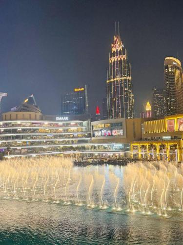 Dubai Fountain and Burj Khalifa view from the Balcony, 2 mins walk to Dubai Mall, Dubái (foto 3)