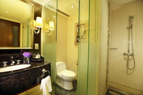 Luxury King Room with River View image 6