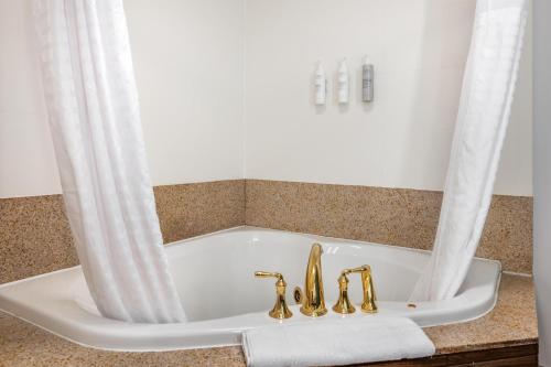 One Bedroom King Suite with Spa Bath and Sofa Bed