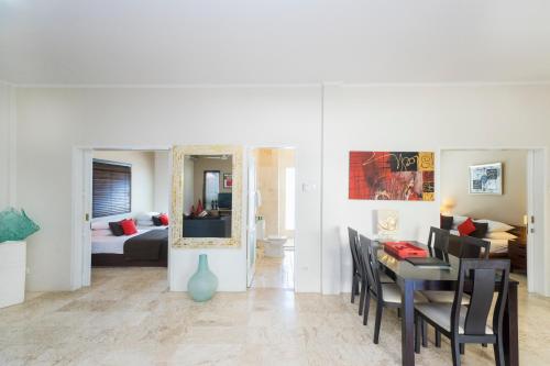 Deluxe Two Bedroom Apartment image 10