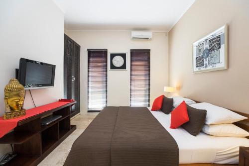 Deluxe Two Bedroom Apartment image 8