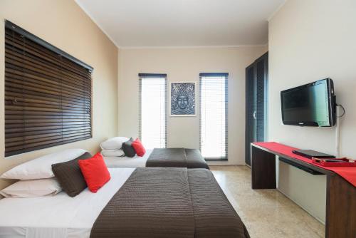 Deluxe Two Bedroom Apartment image 7