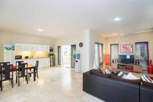 Deluxe Two Bedroom Apartment image 9