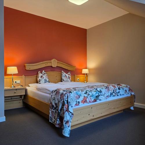 1 queen bed, 1 sofa bed