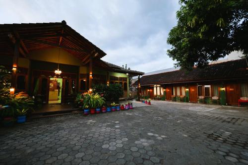 Exterior view, Sleepy Raccoon Hostel near Rumah Sakit Khusus Bedah Rskb Ring Road Selatan