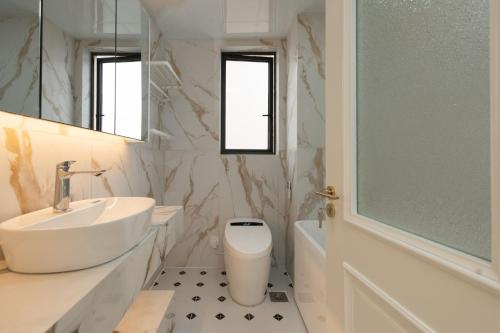 EHUB - Enjoy Shanghai Tower View with Floating Window, near Yuyuan Garden and the Bund, Šanghaj (fotografie 8)