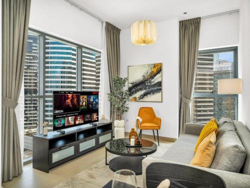 Downtown 1BR Pool with Burj Khalifa View Near Dubai Mall