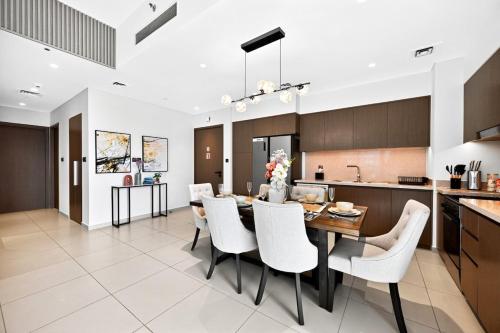 28th Floor Apartment Next to Burj & Mall Sleeps 7 - image 8