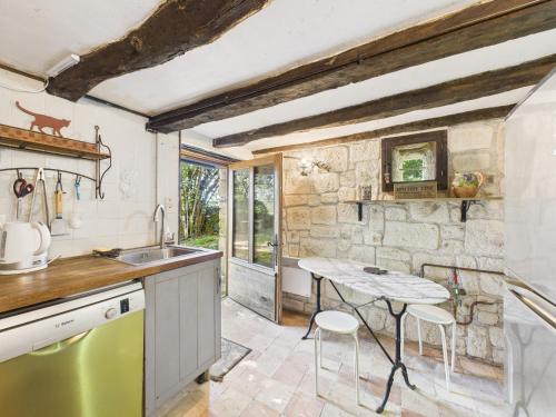virtuve, Jolie maison avec piscine et jardin au calme in Saint-Leon-sur-Vezere