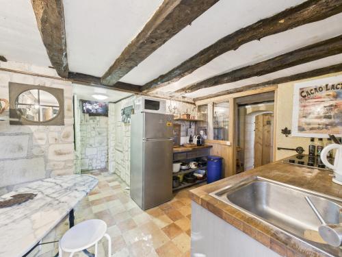 virtuve, Jolie maison avec piscine et jardin au calme in Saint-Leon-sur-Vezere