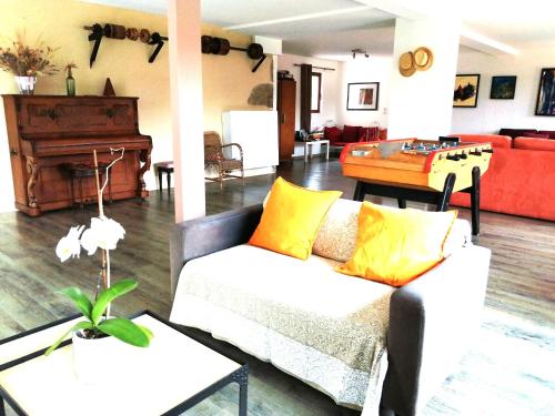 Shared lounge/TV area, La Picolina in Charensat