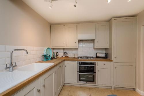 Charming Cotswold Cottage on Church Green, Witney in วิทเนย์