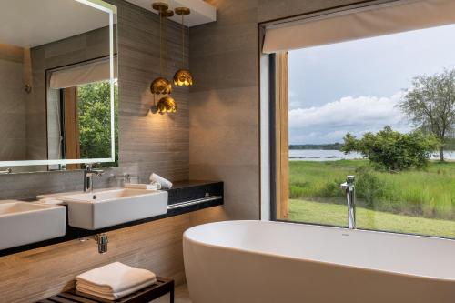 Radisson Blu Mosi-oa-Tunya Livingstone Resort - Bathroom