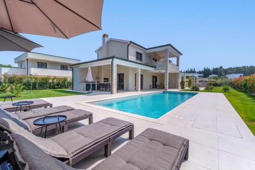 NEW! Luxury Villa Carlotte with 11m pool – khách sạn tại Borik