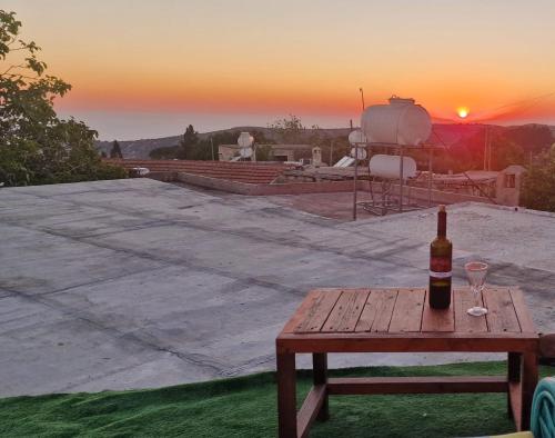 Cottage in Historic Village & Rooftop Sunset views in Páno Aródesz
