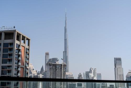 TRPS - Peninsula Five, Business Bay - Stylish 1BR - Canal & Burj Khalifa Views, Dubai
